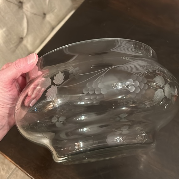 Beautiful crystal serving bowl- perfect condition. - Picture 7 of 8